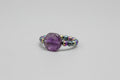 Anillo elástico, piedra sugilita y turmalina arcoiris (Diseño de Lubelia)