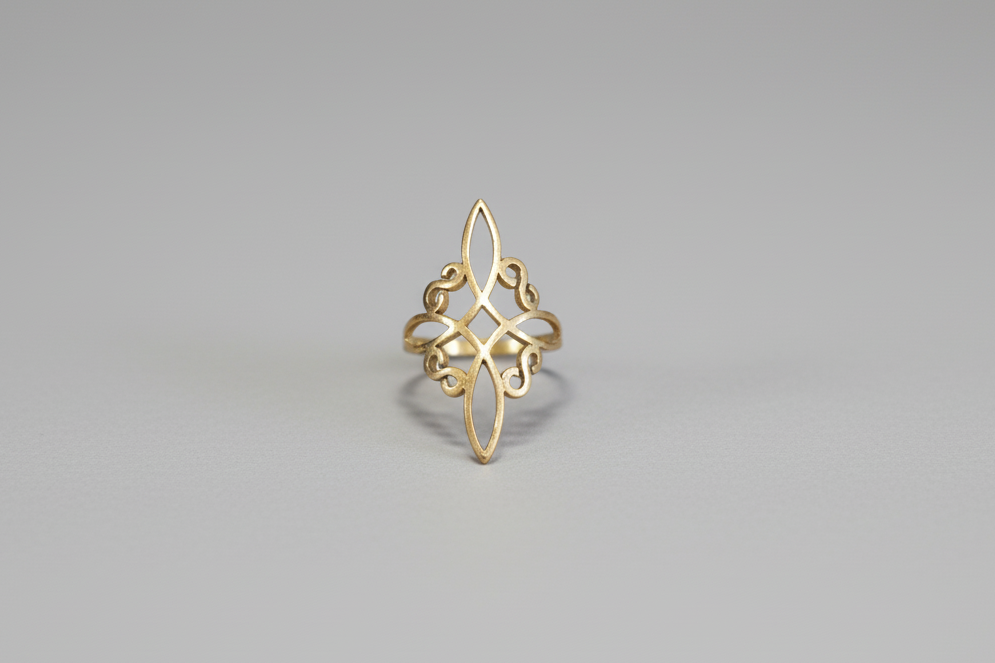 Anillo de Nudo de Bruja acero dorado IVA incluido.