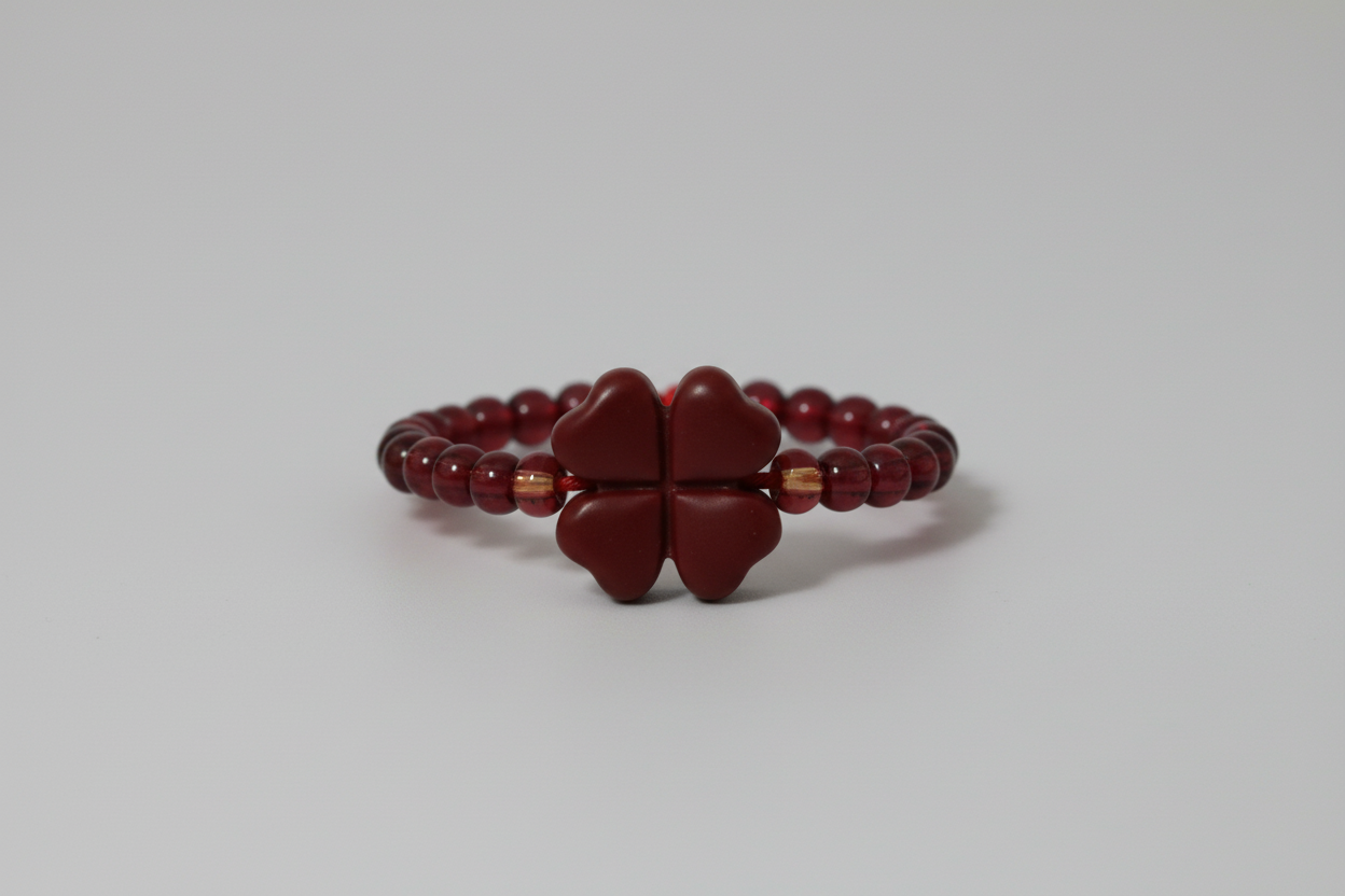 Anillo elástico trébol granate y cristales granates. IVA incluido