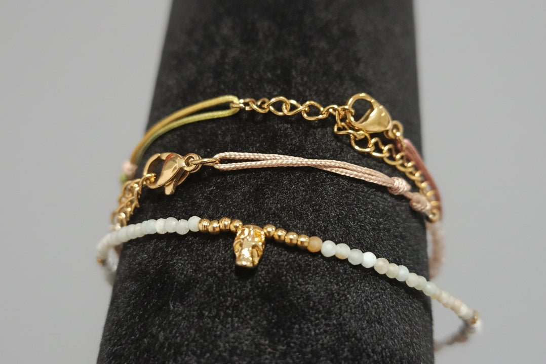 Pulsera de cuentas cristal blanco y calavera. IVA incluido