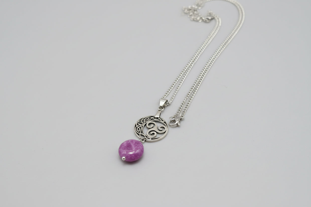 Colgante media luna con trisquel y piedra sugilita de acero con cadena( Diseño de Lubelia )Precio con IVA