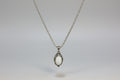 Colgante con obertura  piedra blanca de  acero con cadena