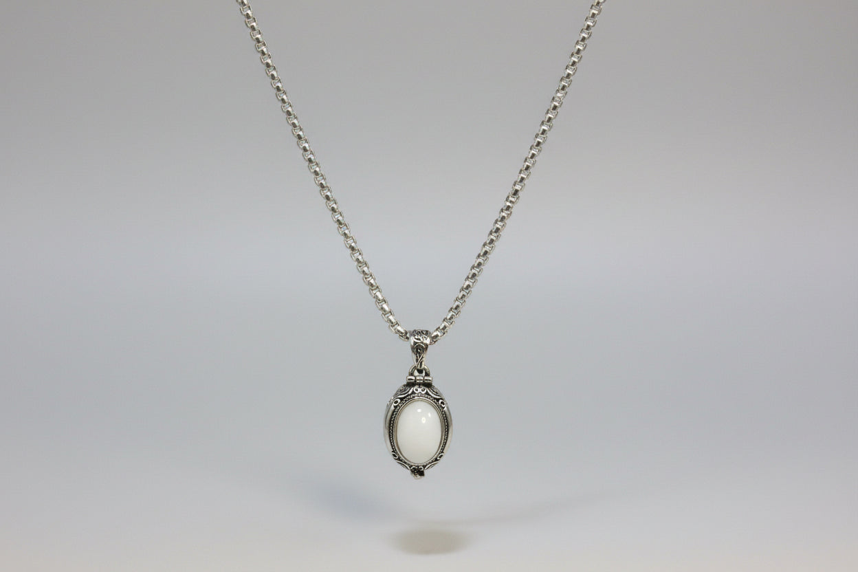 Colgante con obertura  piedra blanca de  acero con cadena