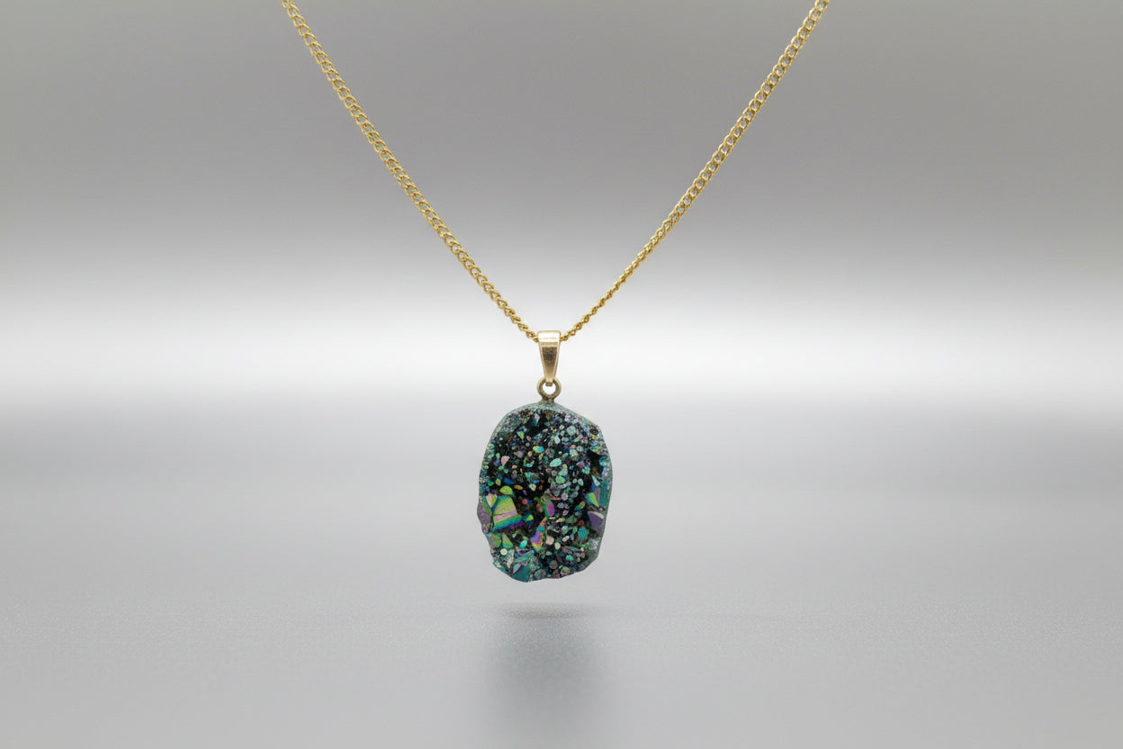 Colgante piedra Drusa aqua aura con cadena acero dorado