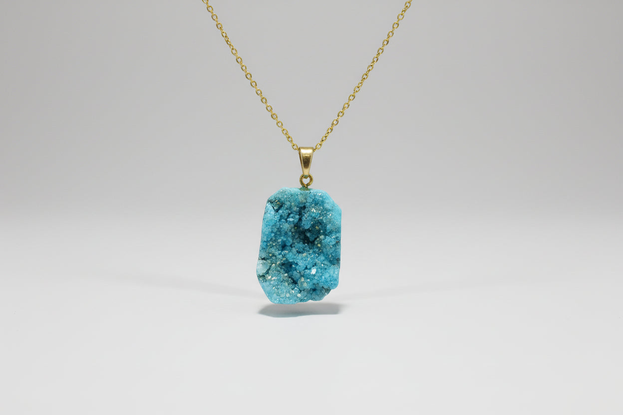 Colgante piedra Drusa azul turquesa con cadena acero dorado
