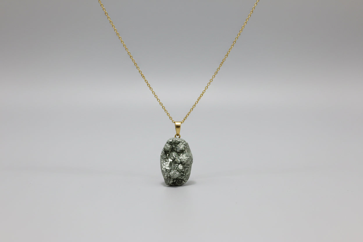 Colgante piedra pirita con cadena acero dorado