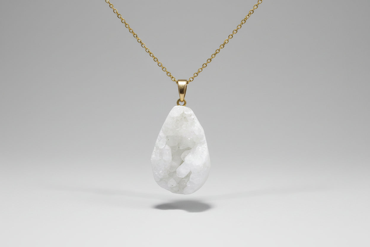 Colgante  cadena de  acero dorado piedra Drusa blanca