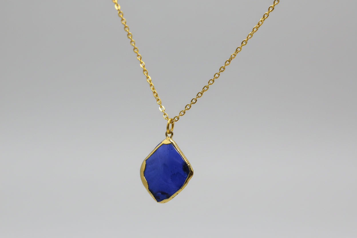 Colgante cadena acero dorada con concha azul