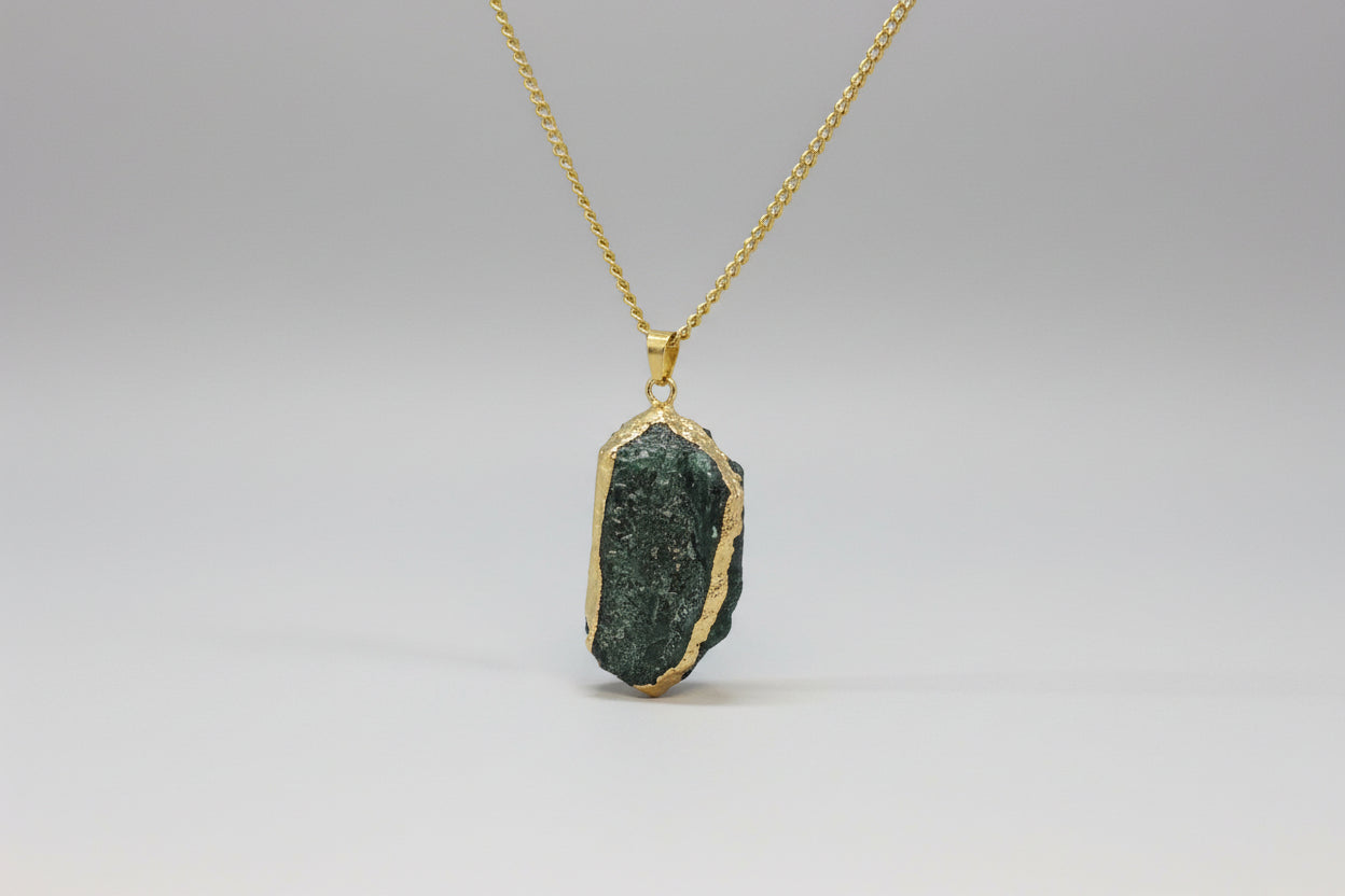 Colgante cadena acero dorado con piedra turmalina negra, (puede variar el tamaño)