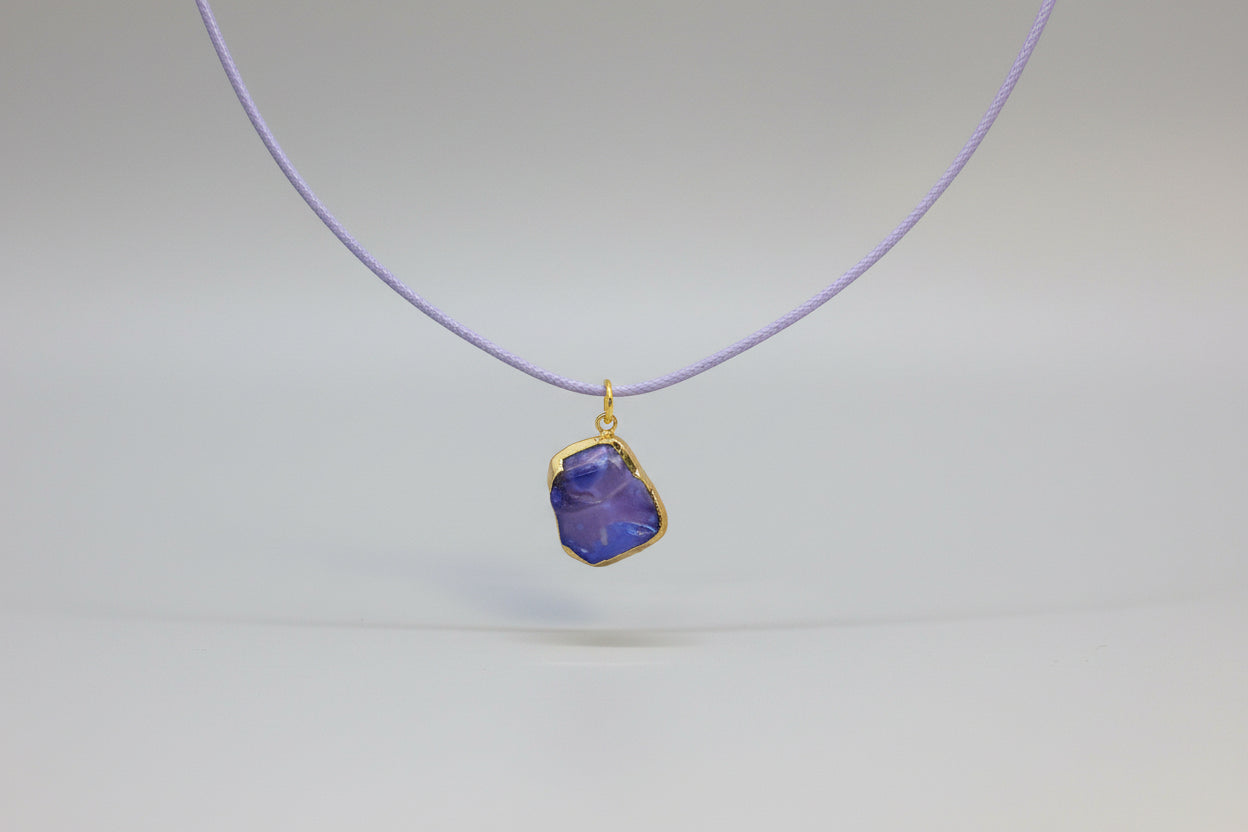 Colgante concha azul con cadena de cuerda violeta