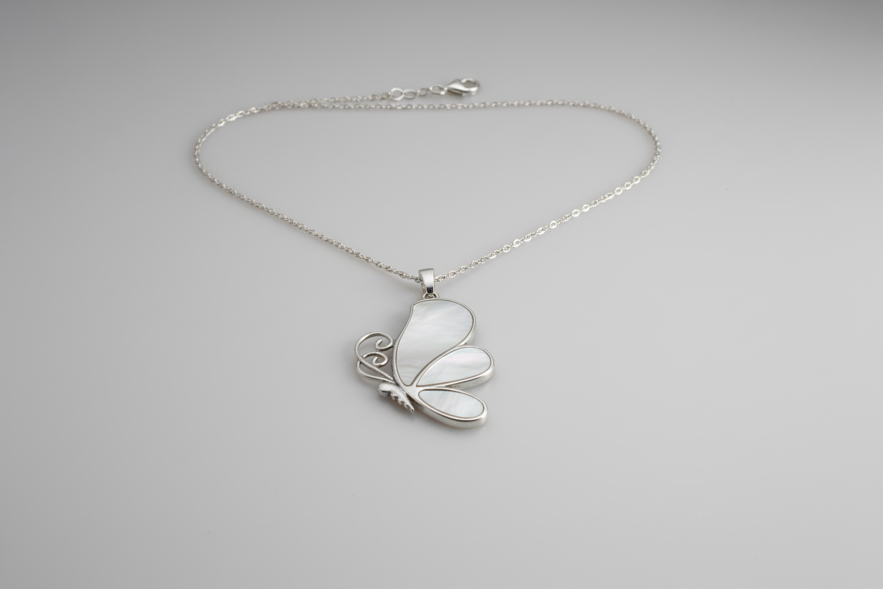 Colgante mariposa nacar blanco con cadena de acero