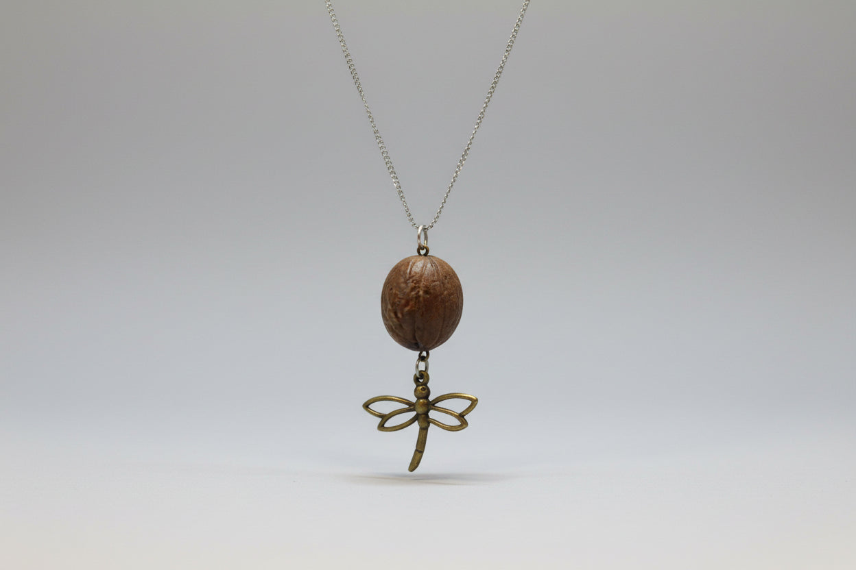 Colgante con nuez moscada ritualizada con libelula (Diseño lubelia)