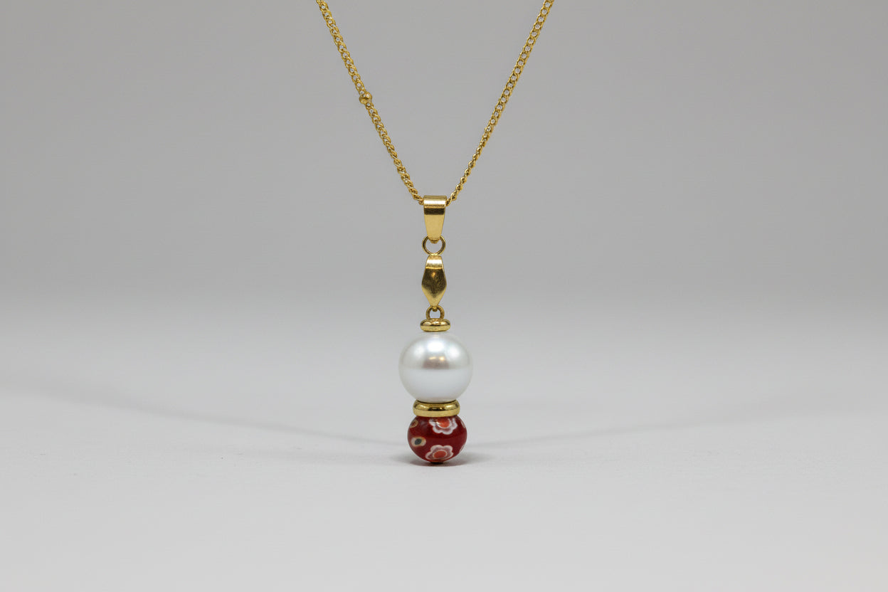 Colgante cuenta gris fantasía y cristal rojo con cadena acero dorada