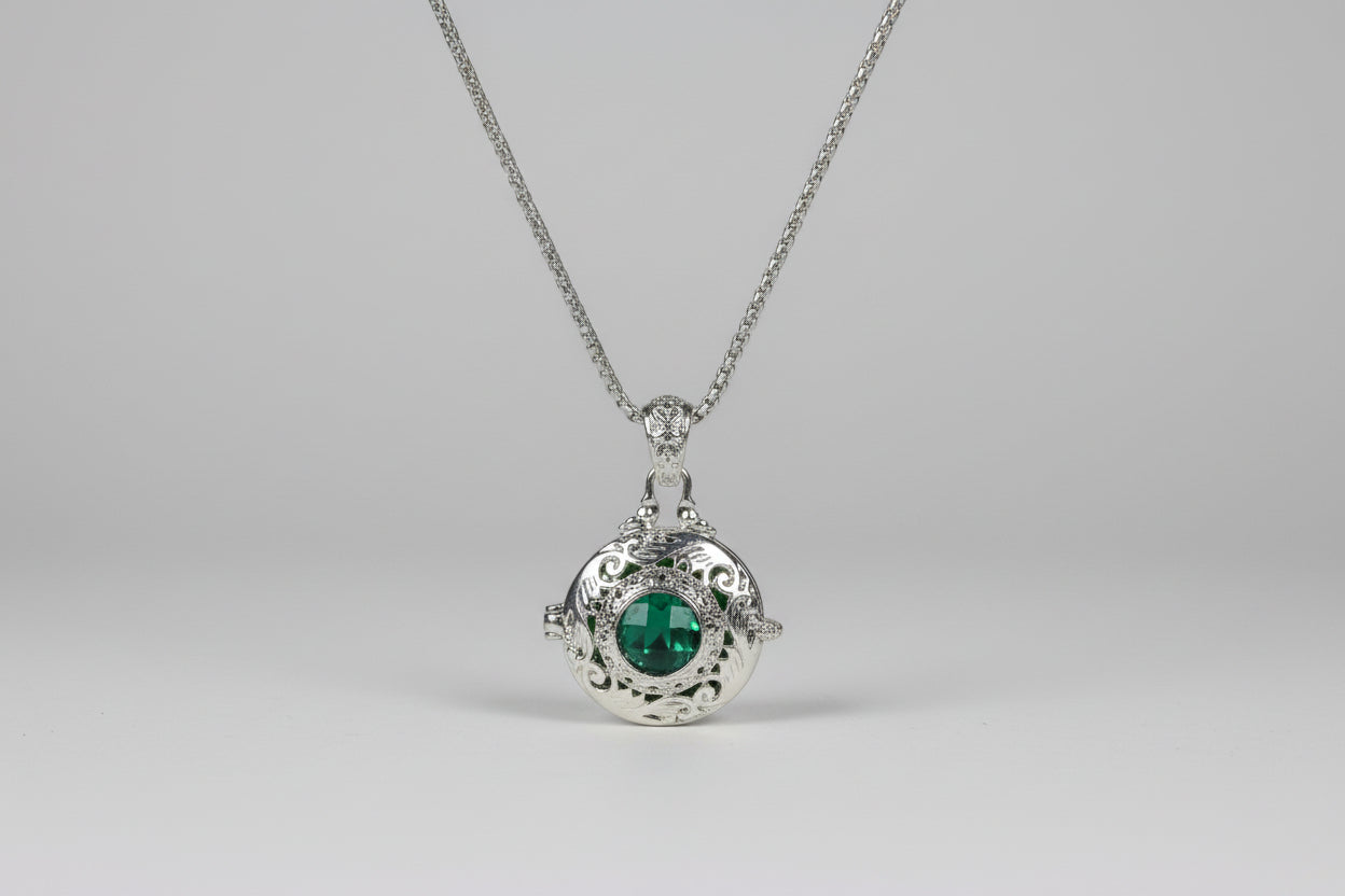 Colgante con cristal verde acero