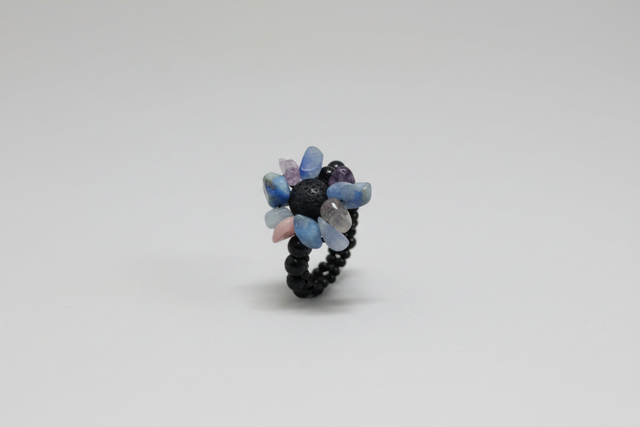 Anillo elástico  flor con variedad de piedras rodocrosita, amatista, lapislázuli(Diseño de Lubelia)IVA incluido