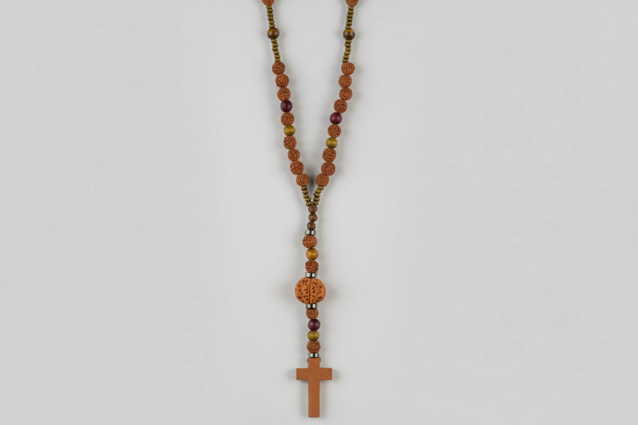 RosarioLa Rudraksha, ojo de tigre, Hematita y cruz de madera (Diseño de Lubelia) IVA incluido