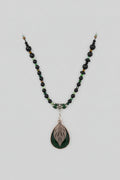 Collar de cuentas verdes y turmalina dije verde con hoja