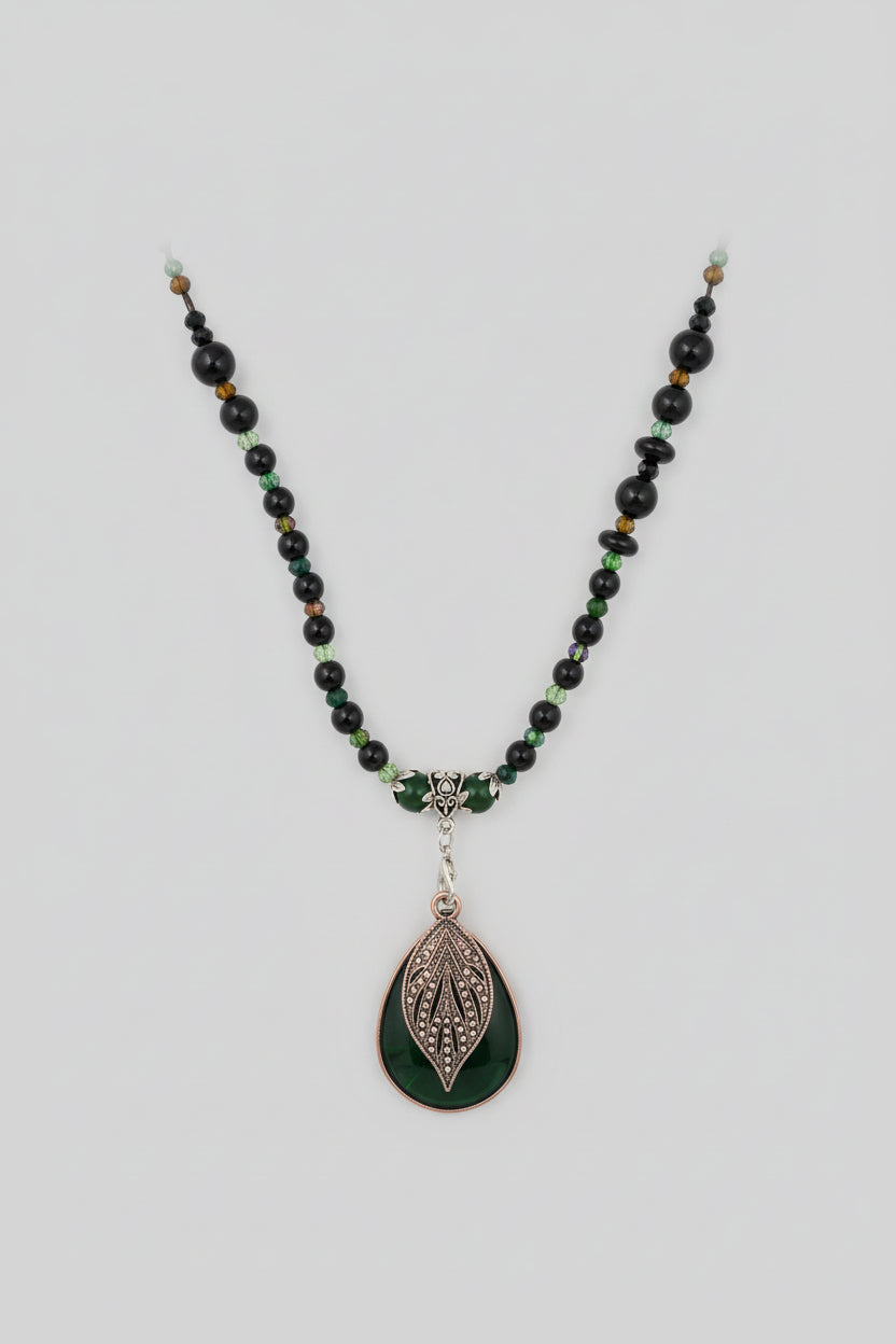 Collar de cuentas verdes y turmalina dije verde con hoja