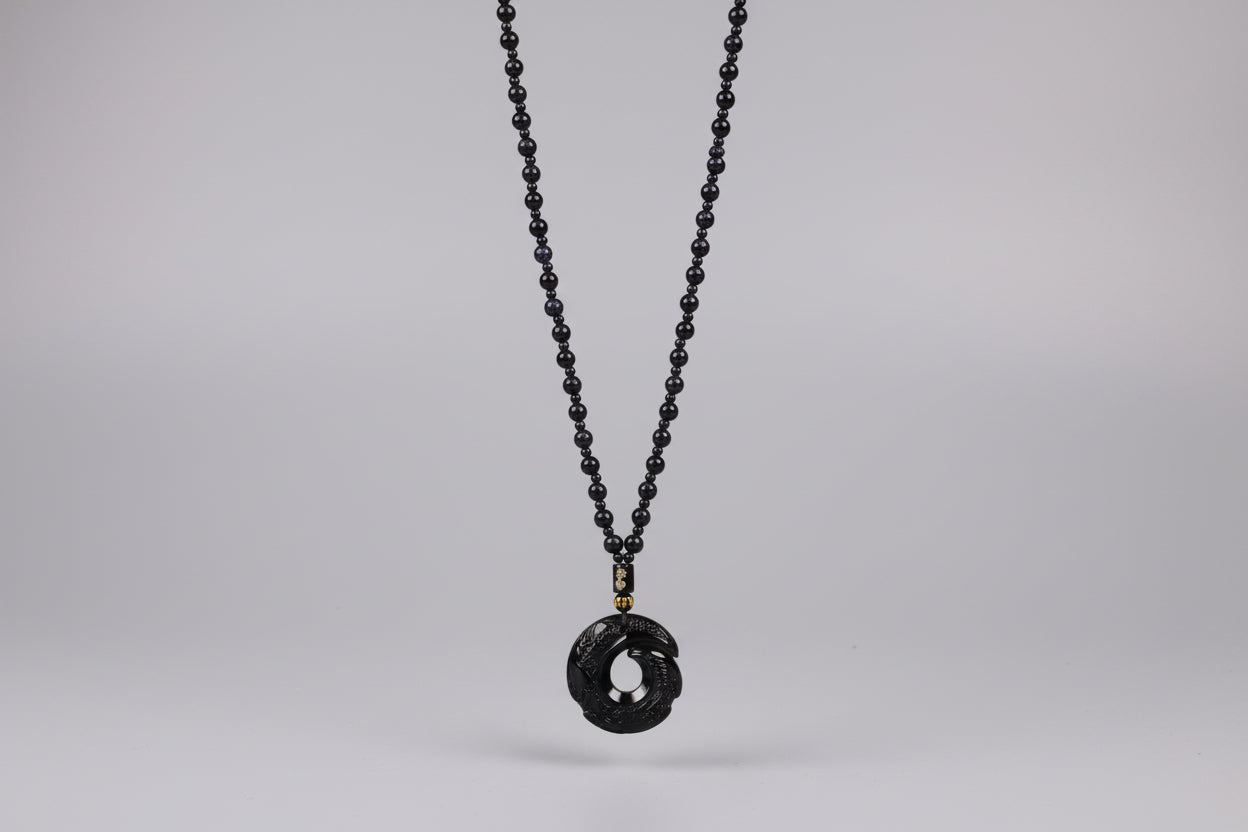 Collar de cuentas piedras lluvia de estrellas y colgante símbolo grabado.( Diseño de L.ubelia )