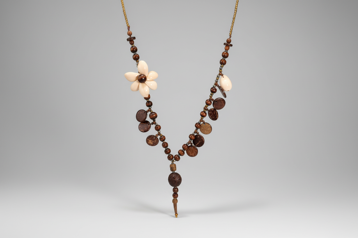 Collar de conchas, madera y metal dorado de  acero más buda (Diseño de Lubelia) IVA incluido