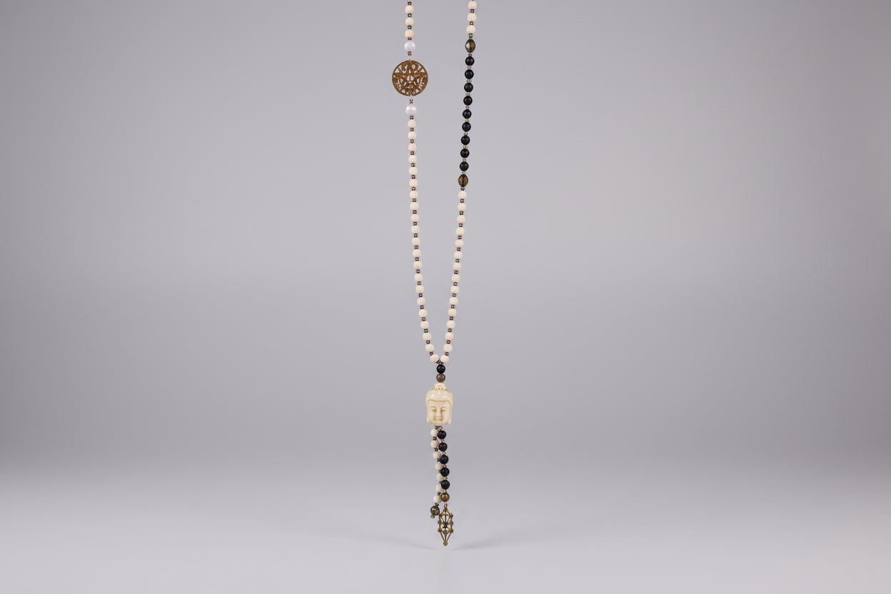 Collar de cuentas blancas y negras y turmalina arcoiris, con buda en el centro y tetragramaton en  el lateral (Diseño de Lubelia) IVA incluido
