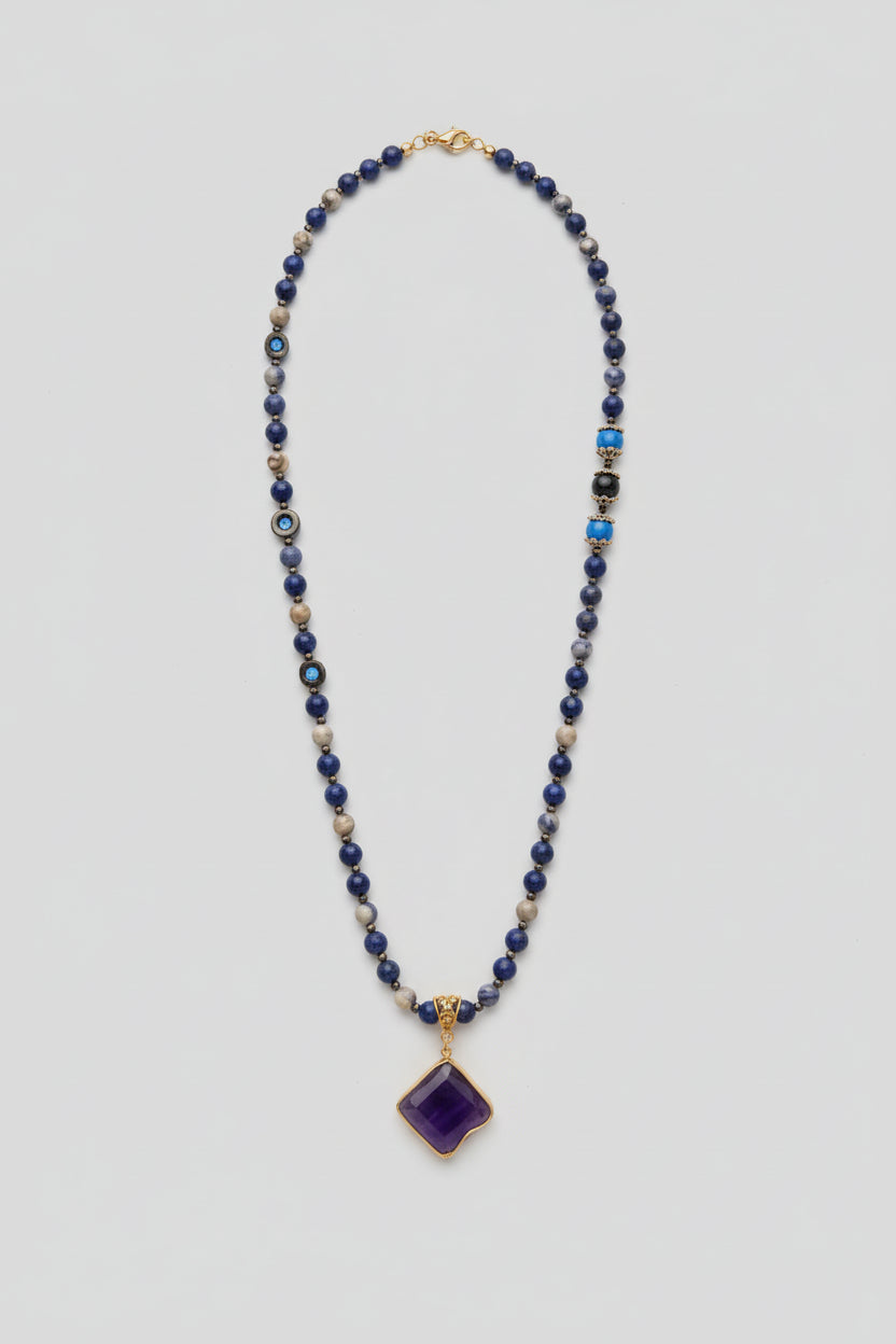 Collar de cuentas lapislázuli y concha azul. (Diseñoi de Lubeluia )IVA incluido