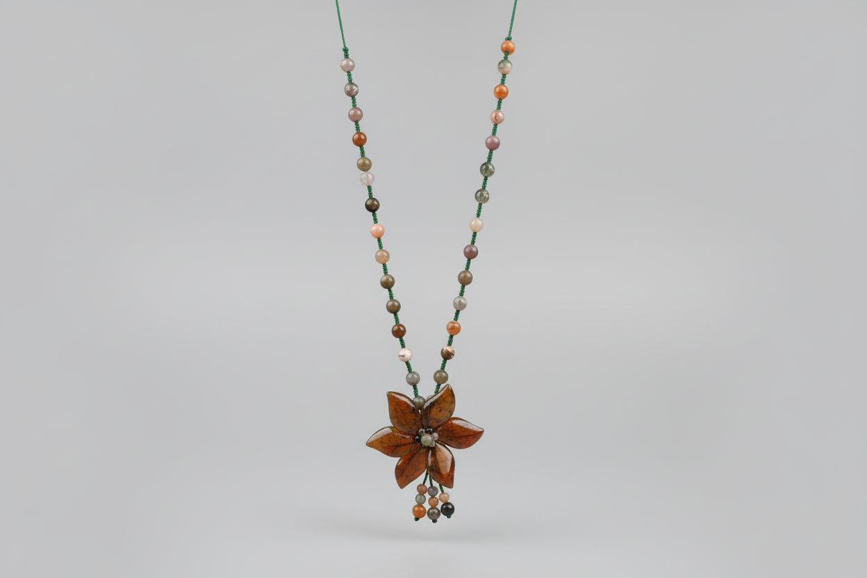 Collar de cuentas y flor central  IVA incluido