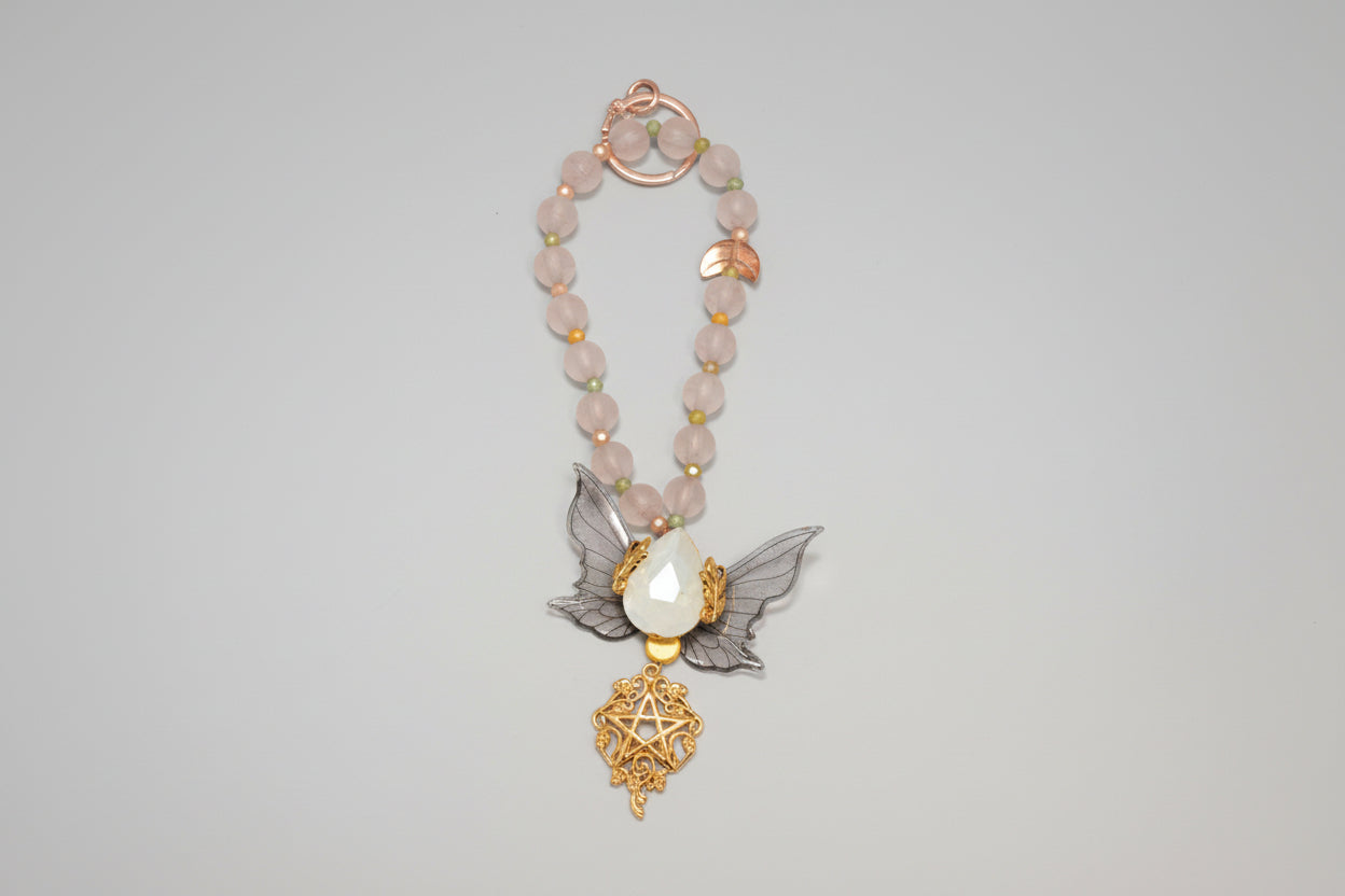 Colgante para móvil piedras fantasía con mariposa y tetragramaton( Diseño dxe Lubelia) IVA incluido