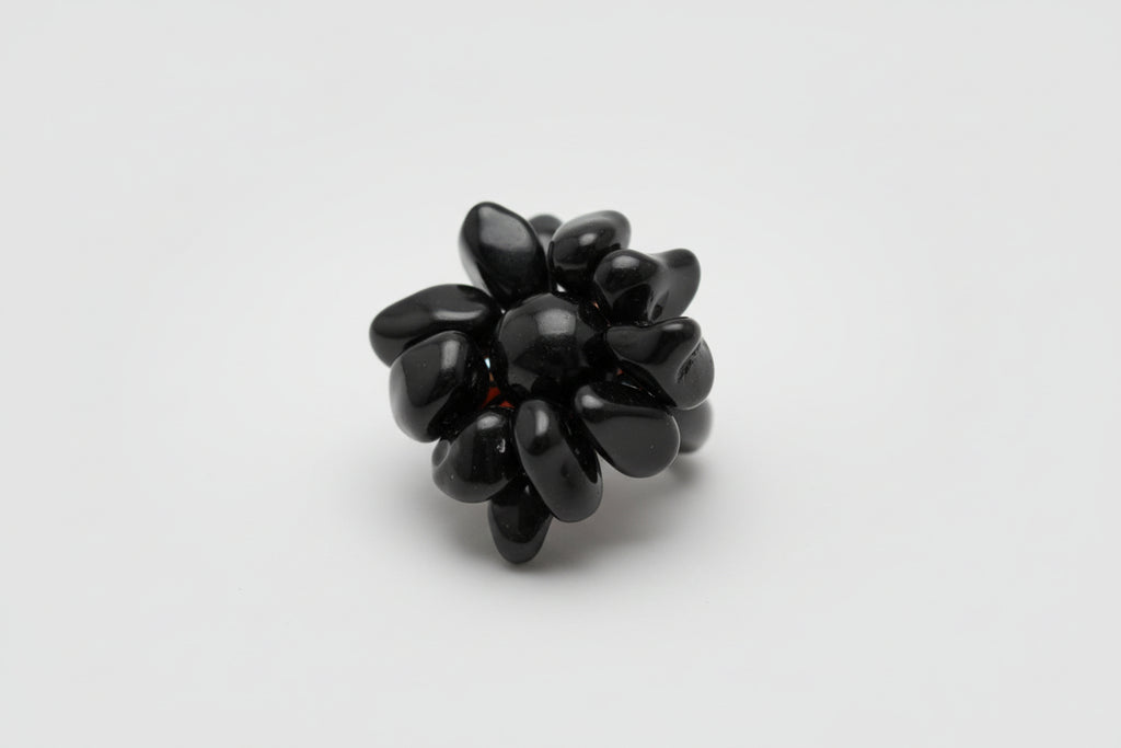 Anillo elástico flor con piedra chip turmalina y cuentas cristal nego( Diseño de Lubelia)