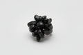 Anillo elástico flor con piedra chip turmalina y cuentas cristal nego( Diseño de Lubelia)
