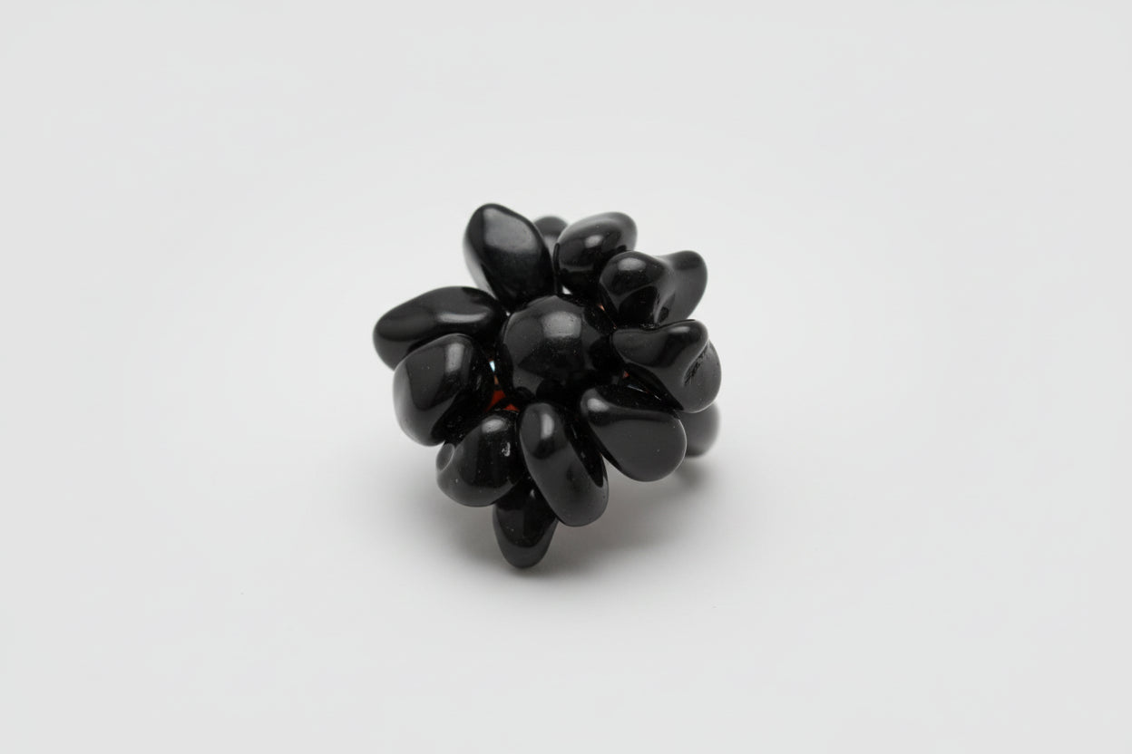 Anillo elástico flor con piedra chip turmalina y cuentas cristal nego( Diseño de Lubelia)