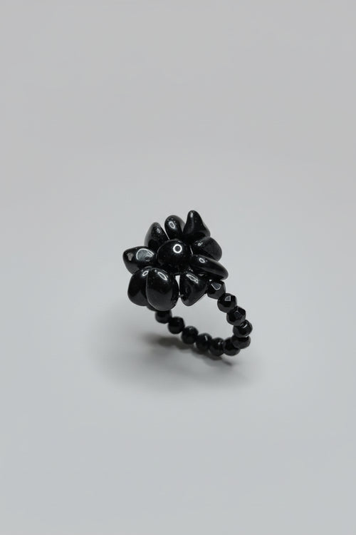 Anillo elástico flor con piedra chip turmalina y cuentas cristal nego( Diseño de Lubelia)