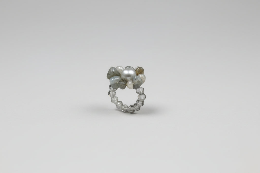 Anillo elástico flor pìedra labradorita piedra fantasía en el centro ( Diseño de Lubelia) IVA incluido