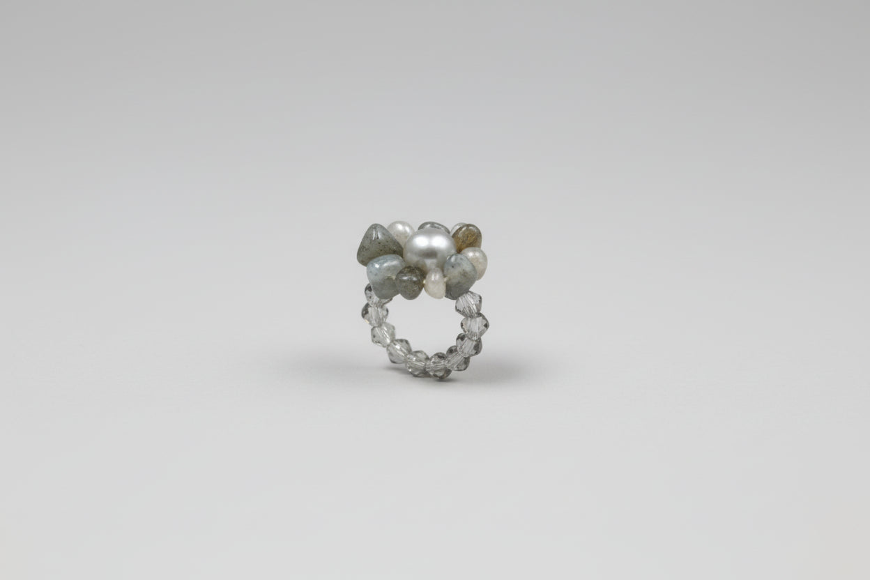 Anillo elástico flor pìedra labradorita piedra fantasía en el centro ( Diseño de Lubelia) IVA incluido
