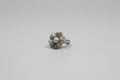 Anillo elástico flor  piedra labradorita, en el centro una piedra aperlada y cristales  en los laterales(Diseño de Lubelia ) IVA incluido
