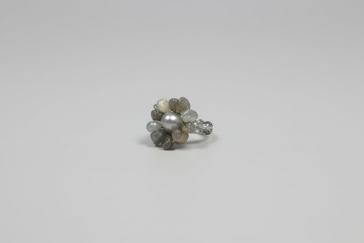 Anillo elástico flor  piedra labradorita, en el centro una piedra aperlada y cristales  en los laterales(Diseño de Lubelia ) IVA incluido