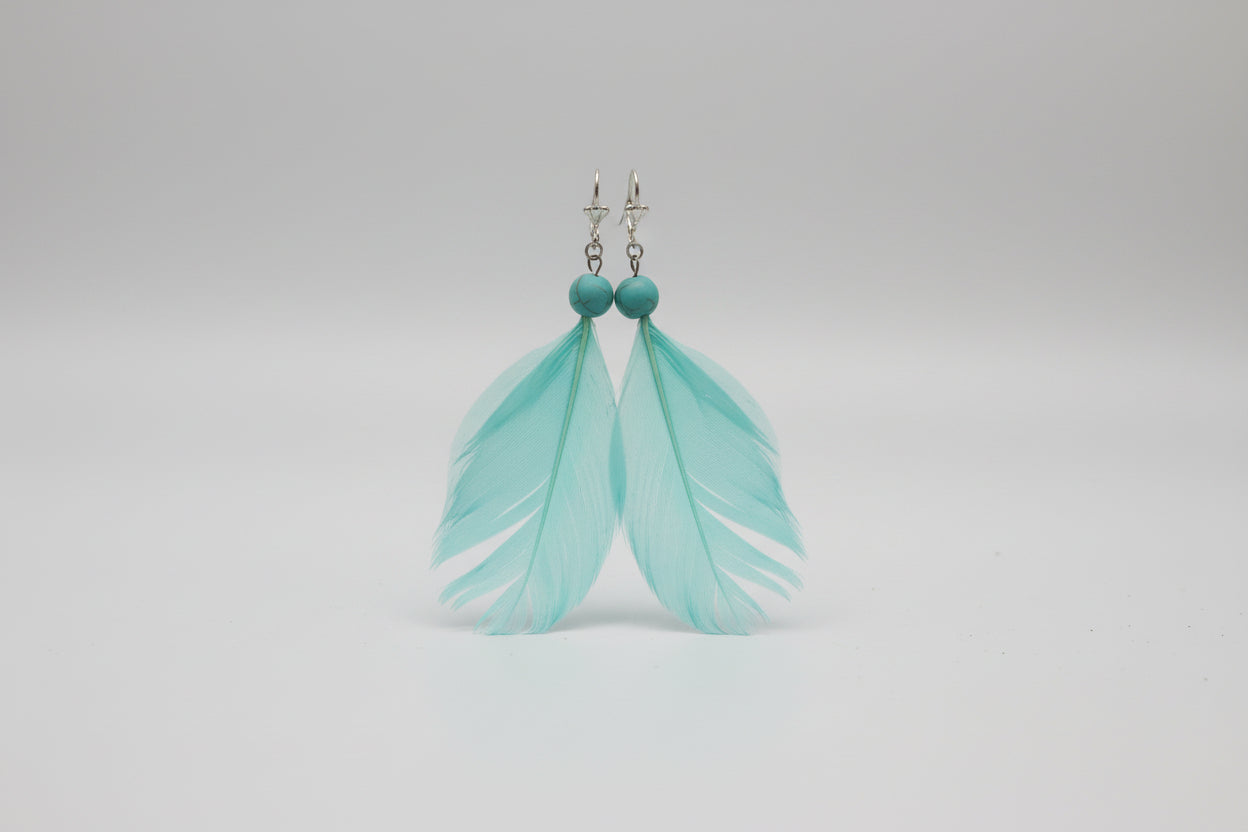 Pendientes con pluma azul  cierre gancho ( Diseño de Lubelia )