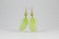 Pendientes con pluma verde, cierre gancho ( Diseño de Lubelia ) IVA incluido