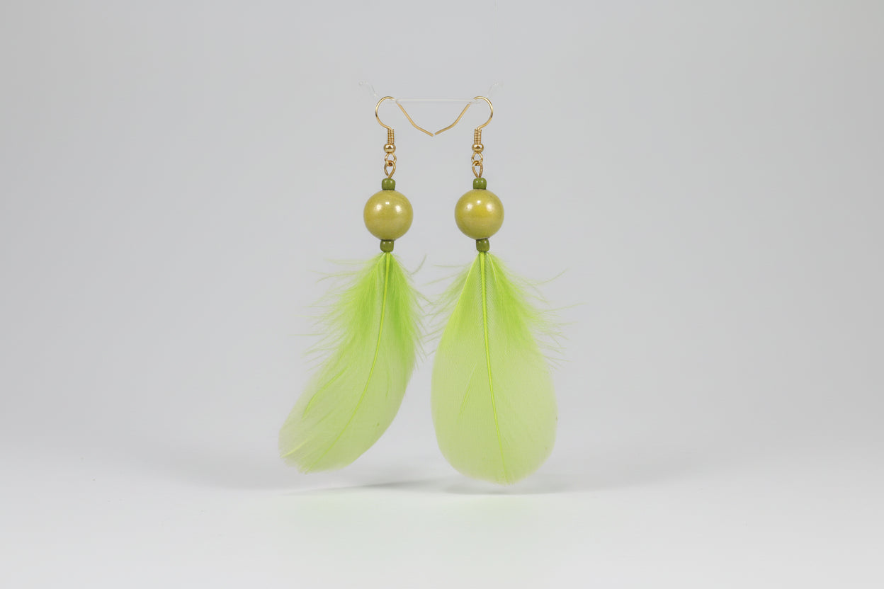 Pendientes con pluma verde, cierre gancho ( Diseño de Lubelia ) IVA incluido