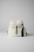 Bolso Mochila de pelo suave de color blanco. IVA incluida