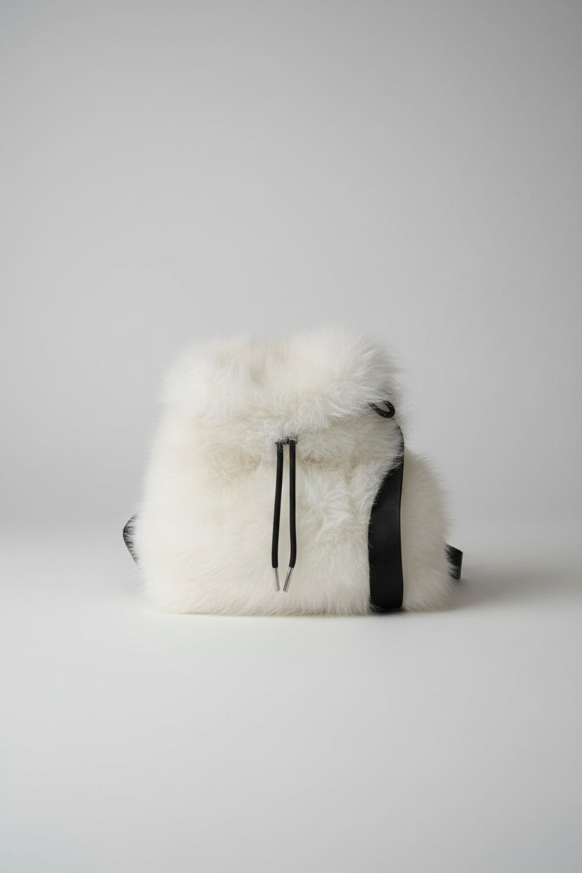 Bolso Mochila de pelo suave de color blanco. IVA incluida
