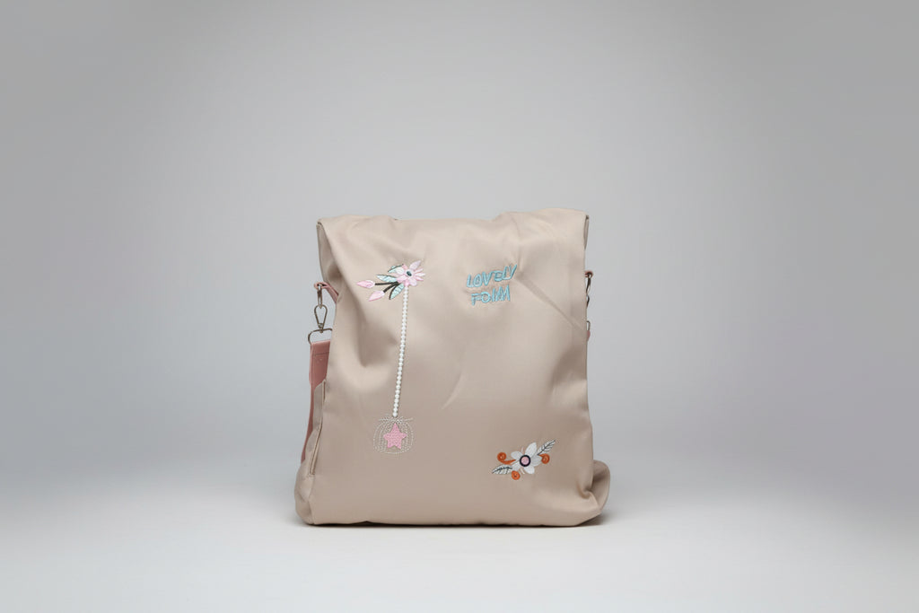 Bolso mochila color crema con bordados. IVA incluido