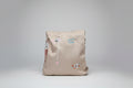 Bolso mochila color crema con bordados. IVA incluido