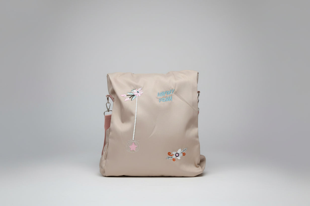 Bolso mochila color crema con bordados. IVA incluido