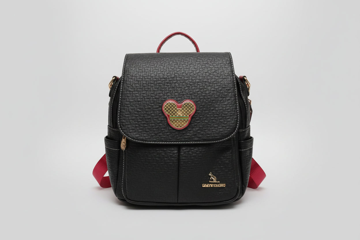 Bolso Mochila negra con pieza metálica del persoje de dibujos  Mikey, correas en color rojo. IVA incluido