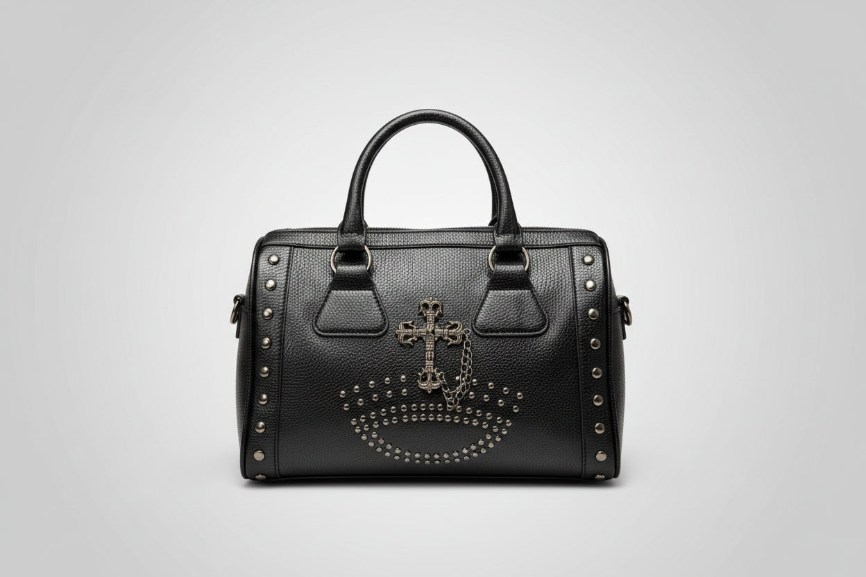 Bolso negro gótico con cruz y tachuelas. IVA incluido