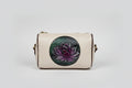 Bolso pequeño con relieve flor de loto, color beige. IVA incluido