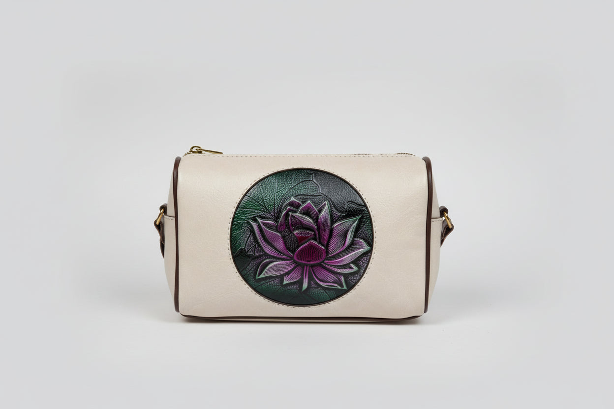 Bolso pequeño con relieve flor de loto, color beige. IVA incluido
