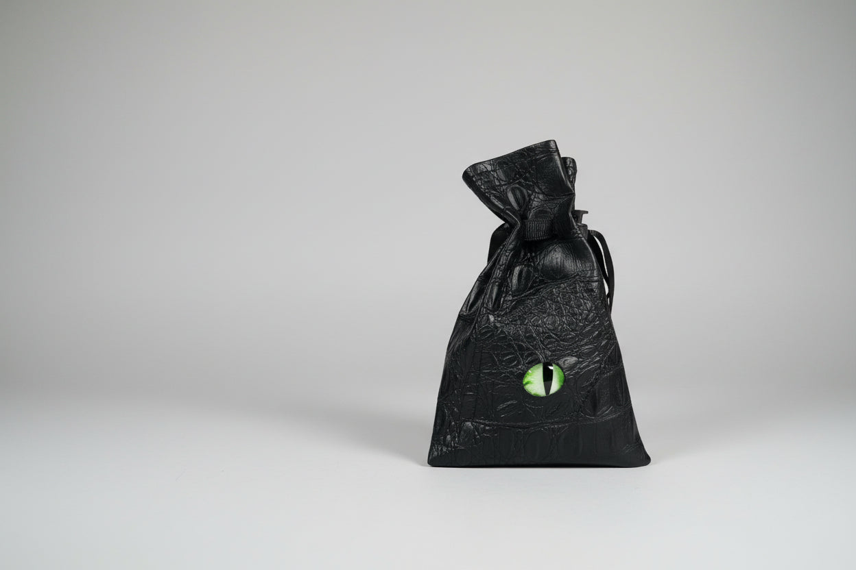 Saquito para runas, tarot, color negro con ojo verde. IVA incl.uido