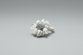 Anillo elástico flor blanco piedra howliota (Diseño de Lubelia) IVA incluido
